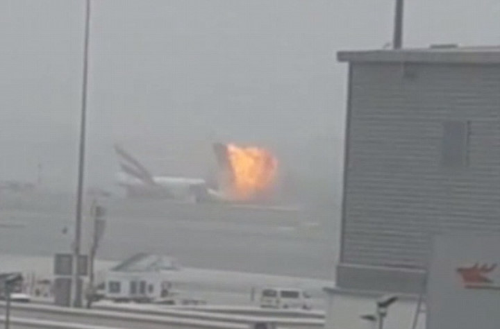 Cảnh trong một đoạn clip ghi lại cho thấy chiếc máy bay phát nổ và một quả cầu lửa khổng lồ bốc lên khi nó hạ cánh xuống đường băng.