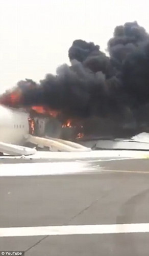 Hình ảnh tại hiện trường cho thấy chiếc máy bay chạm bụng xuống đường băng, lửa khói bốc lên nghi ngút.