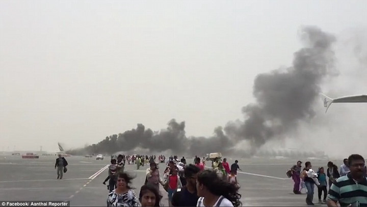 Hình ảnh hàng trăm hành khách thoát khỏi chiếc máy bay đang bốc cháy.
