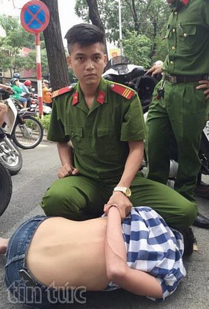 Đồng chí Huy khóa tay, bắt giữ đối tượng Nguyễn Hoàng Lộc để bàn giao cho cơ quan chức năng.