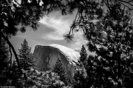 Nhiếp ảnh gia Laurent Baheux đã trải qua chuyến hành trình qua Grand Canyon, Arizona, Vườn quốc gia Yosemite ở California và Công viên quốc gia Yellowstone ở Wyoming. 