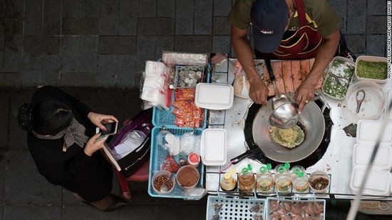 Hiếm có thành phố nào địch được Bangkok về ẩm thực đường phố. Có rất nhiều món ngon, giá cả bình dân trên những con phố nơi đây