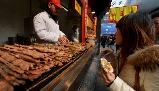 2 con phố ở thành phố Bắc Kinh, Trung Quốc nổi tiếng với những món ăn vặt là Jiumen và Wangfujing. Tại đây du khách có thể thưởng thức những món ăn độc lạ như cá ngựa, bọ cạp...