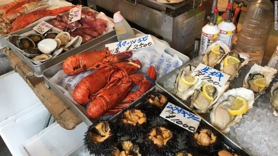 Với Tokyo, các món ăn đường phố rất thơm ngon và hấp dẫn, đặc biệt là các món ăn hải sản được bày bắt mắt trên phố
