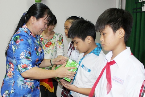Bà Lê Thị Hồng Đào trao học bổng cho con CNVC-LĐ vượt khó học giỏi.