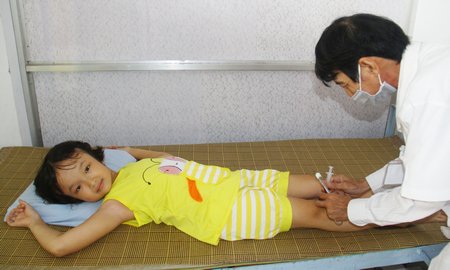 Bác sĩ Nguyễn Ngọc Thơ đang điều trị cho bé Nhã Thơ bị bệnh não úng thủy.