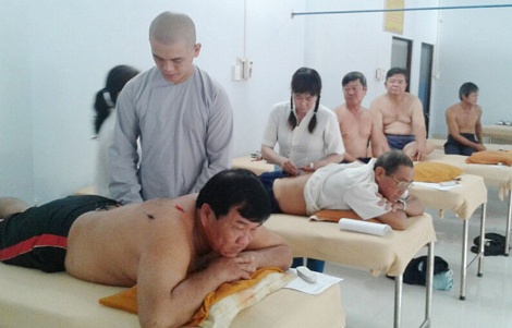 Phòng chẩn trị phối hợp với chùa Sơn An (xã Thanh Đức) thu hút đông bệnh nhân đến điều trị.