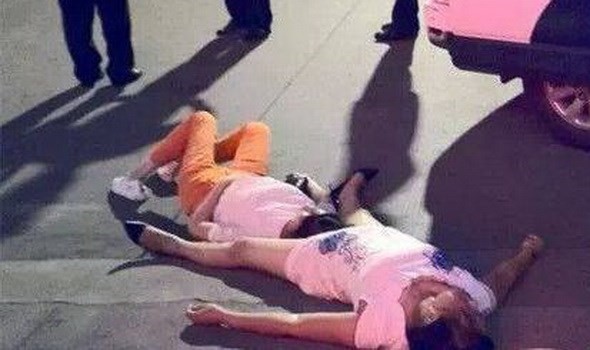 Hai người phụ nữ ngất xỉu trên đường. (Nguồn: sina.com.cn)