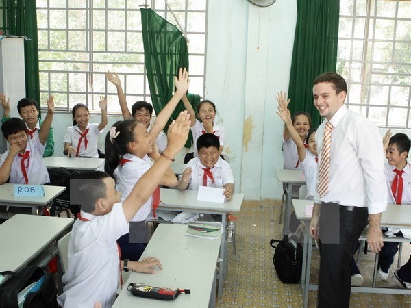Giờ học tiếng Anh của Trường THCS Hùng Vương, Đồng Nai, với giảng viên người nước ngoài. (Ảnh: Minh Quyết/TTXVN)