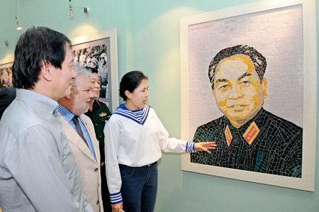 Họa sĩ Nguyễn Thu Thủy giới thiệu bức chân dung Đại tướng bằng gốm