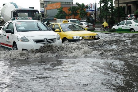 Đường Nguyễn Hữu Cảnh ngập sâu trong nước sau trận mưa lớn. (Ảnh: Mạnh Linh/TTXVN)