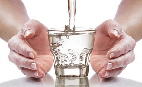 7.Uống nhiều nước: các chuyên gia khuyên bạn nên tăng lượng nước uống hàng ngày. Tốt nhất là uống một ly nước đầy sau mỗi bữa ăn hoặc trước và trong các bữa ăn chính của bạn.