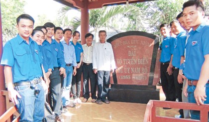 Đoàn viên Đoàn cơ sở Sở TT-TT và Viễn thông Tiền Giang tổ chức về nguồn viếng Đài VTĐ Xứ ủy Nam bộ.