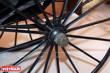 Phần trục và bánh xe được chế tạo bằng đồng và sắt còn khá nguyên vẹn