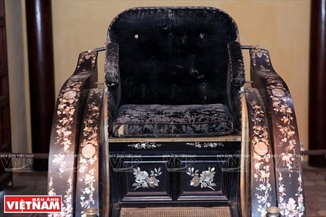Hai phần tay vịn của xe kéo được khảm các họa tiết hoa văn của văn hóa Việt