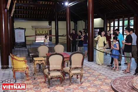 Du khách tham quan không gian tiếp khách của Hoàng Thái Hậu triều Nguyễn