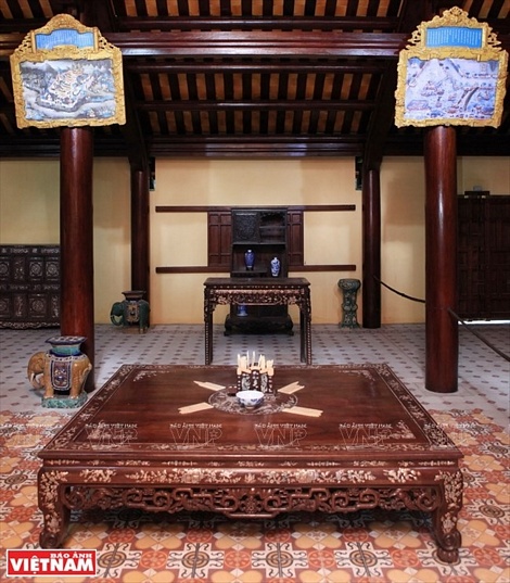 Không gian tiếp khách với sập gụ, bàn, tủ gỗ khảm, tủ trang trí tái hiện lại đời sống một thời của Hoàng Thái Hậu triều Nguyễn