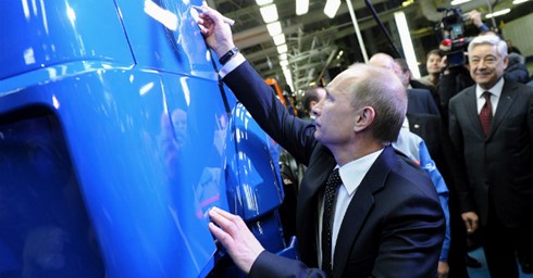 Tổng thống Nga Vladimir Putin trong một sự kiện của ngành ô tô Nga. Ảnh: ghhauto.ru