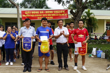 Thượng tá Lê Văn Hội- Phó Hiệu trưởng Trường Cao đẳng Nghề số 9 trao giải thưởng bóng đá mini cho các đội.