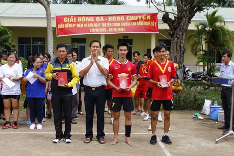 Thiếu tá Nguyễn Minh Trung- Chủ nhiệm Chính trị Trường Cao đẳng Nghề số 9 trao giải bóng chuyền nam cho các đơn vị.