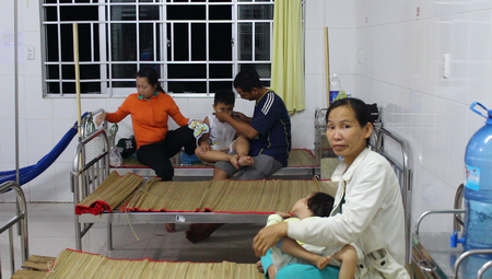 Các trẻ đang được điều trị tại Bệnh viện ĐK Tam Bình