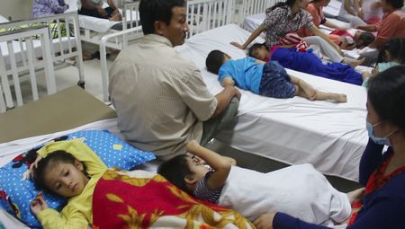 Trẻ  đang điều trị tại Khoa nhi Bệnh viện Đa khoa Tam Bình.