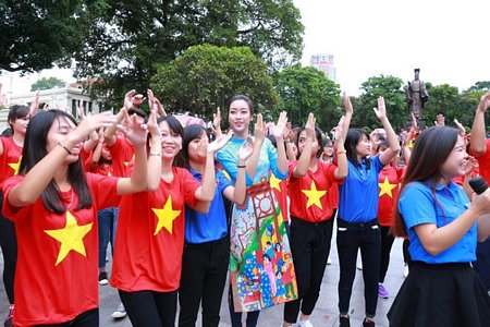 Hoa hậu Mỹ Linh nhảy cùng các sinh viên. (Ảnh: Minh Tâm)
