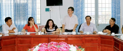 Ông Nguyễn Xuân Hoanh- Phó Giám đốc Sở Văn hóa, Thể thao và Du lịch tỉnh thay mặt BTC giới thiệu và giải trình những câu hỏi của hội viên.