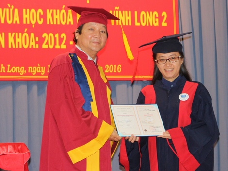 PGS.TS. Nguyễn Ngọc Định- Phó Hiệu trưởng Trường ĐH Kinh tế TP Hồ Chí Minh trao bằng tốt nghiệp cho tân cử nhân.
