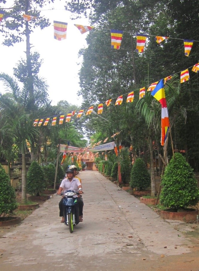 Xóm Khmer Lớn, thuộc ấp 6 (xã Khánh Hoà, huyện U Minh), bà con phấn khởi trong “Ngày hội toàn dân đoàn kết xây dựng đời sống văn hóa ở khu dân cư”, trước sự đổi thay vùng quê một thời nghèo khó