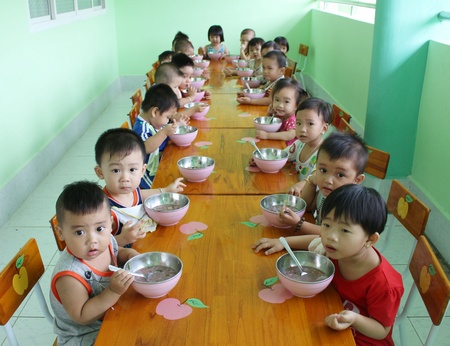Các bé trong giờ ăn tại Trường Mầm non Khu công nghiệp Hòa Phú.