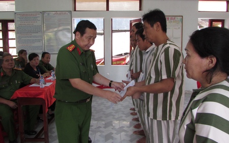 Đại tá Phạm Văn Ngân- Phó Giám đốc Công an tỉnh Vĩnh Long trao quyết định đặc xá cho các phạm nhân 
