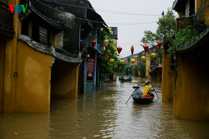 Nước ngập trên đường Trần Phú dẫn đến Chàu Cầu.