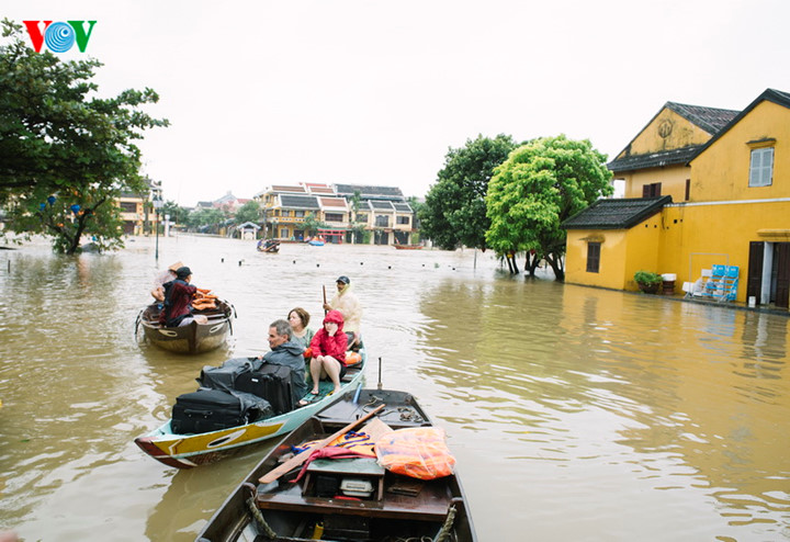 Khách du lịch ở các khách sạn khu vực ngập lụt đã di chuyển ra vùng ven. 