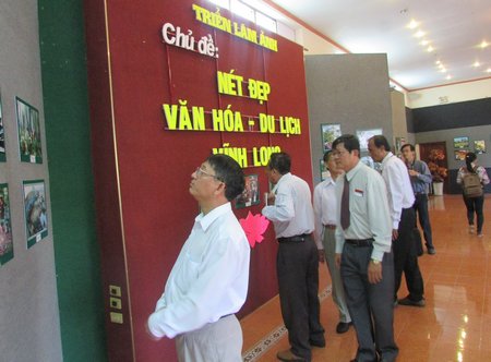 Đại biểu tham quan triển lãm ảnh “Nét đẹp Văn hóa- Du lịch Vĩnh Long” tại Bảo tàng tỉnh.