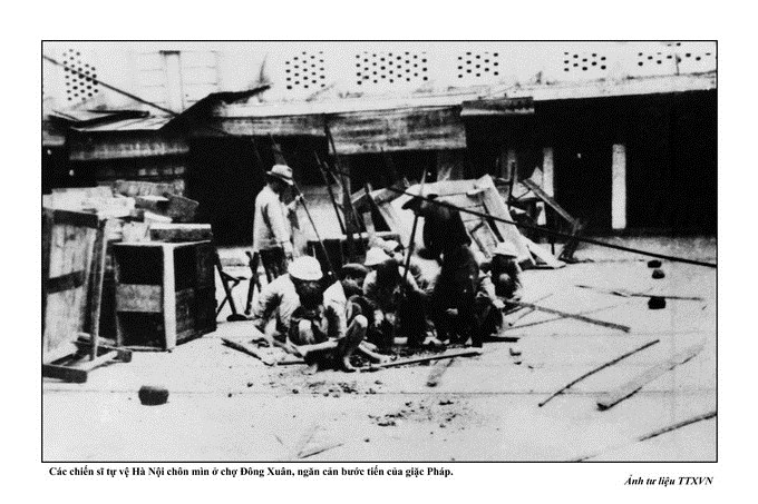 Các chiến sỹ tự vệ Hà Nội chôn mìn ở chợ Đồng Xuân, ngăn cản bước tiến của giặc Pháp. (Ảnh tư liệu TTXVN)