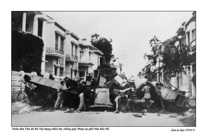 Nhân dân Thủ đô Hà Nội dựng chiến lũy chống giặc Pháp tại phố Mai Hắc Đế. (Ảnh tư liệu TTXVN)