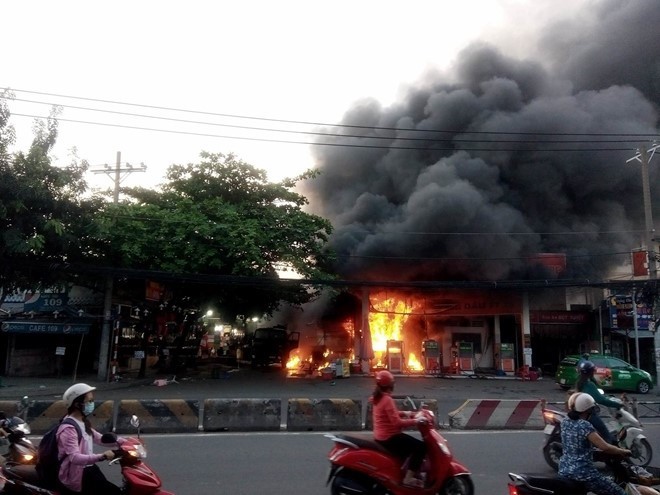 Khoảng 17 giờ chiều nay (16/12), một vụ hỏa hoạn đã xảy ra tại cây xăng trên đường Quang Trung, cạnh bên chợ Hạnh Thông Tây, quận Gò Vấp, thành phố Hồ Chí Minh. (ảnh: Vietnamnet)