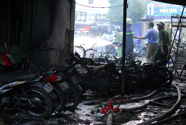 Vụ cháy khiến hàng chục xe máy bị thiêu rụi và một xe bồn chở xăng bị hư hỏng nặng.   