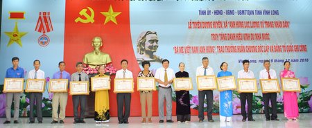 Ông Lê Quang Đạo- Ủy viên Thường vụ Tỉnh ủy, Chủ tịch UBMTTQ Việt Nam tỉnh Vĩnh Long trao tặng danh hiệu vinh dự “Bà mẹ Việt Nam anh hùng” cho gia đình các Mẹ.