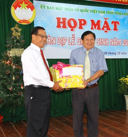 Đại diện các tổ chức tôn giáo tặng quà cho UBMTTQ Việt Nam tỉnh Vĩnh Long.