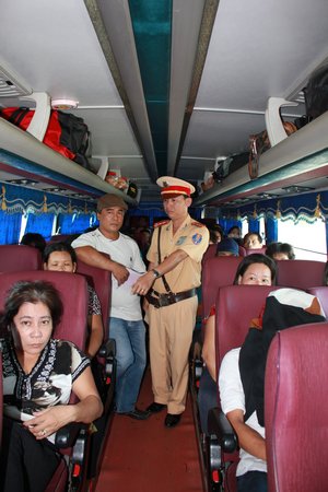 Cảnh sát giao thông tăng cường kiểm tra phương tiện vận chuyển hành khách, ngăn chặn hành vi chở quá số người quy định.