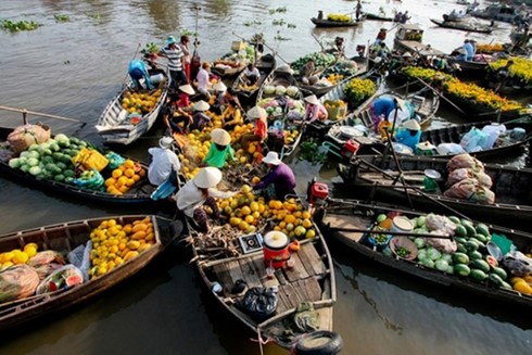 Chợ nổi - hình thức sinh hoạt độc đáo của miền sông nước.