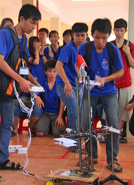 Công tác hướng nghiệp giúp các em có cái nhìn đúng hơn về nghề nghiệp trong tương lai. Trong ảnh: HS Trường THPT Chuyên Nguyễn Bỉnh Khiêm sáng tạo và điều khiển robot.