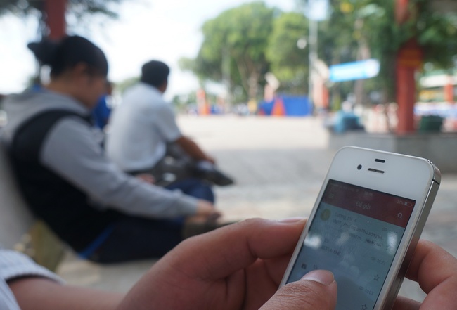 Người dân truy cập wifi tại Quảng trường TP Vĩnh Long.