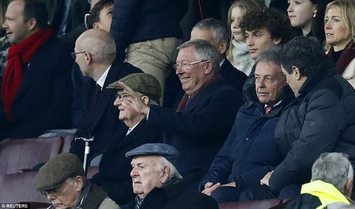 Sir Alex Ferguson không thể giấu sự hài lòng trên khán đài, khi MU giành chiến thắng như mơ trong ngày sinh nhật thứ 75 của ông
