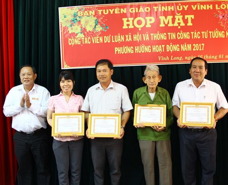 Trưởng ban Tuyên giáo Tỉnh ủy- Nguyễn Bách Khoa khen thưởng cho các cá nhân, tập thể