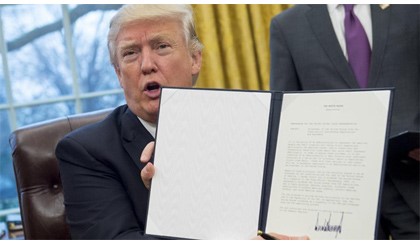 Ông Trump giơ sắc lệnh rút khỏi TPP tại Nhà Trắng. Nguồn: AFP