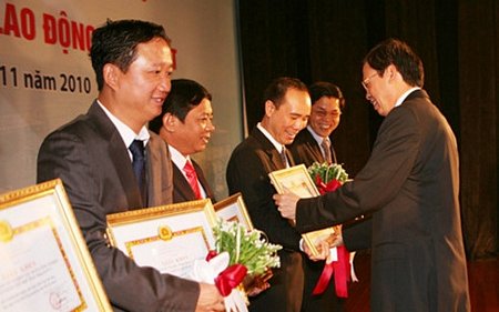 Ông Trịnh Xuân Thanh (ngoài cùng bên trái) trong một lần đón nhận Huân chương lao động của PVC.