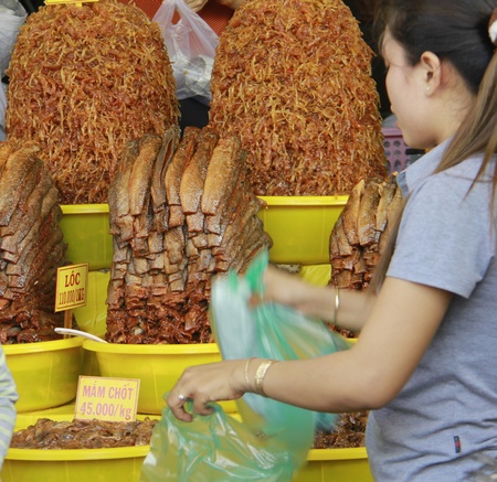 Hoa mắt với đủ thứ loại mắm được bày bán khắp các chợ ở Châu Đốc.